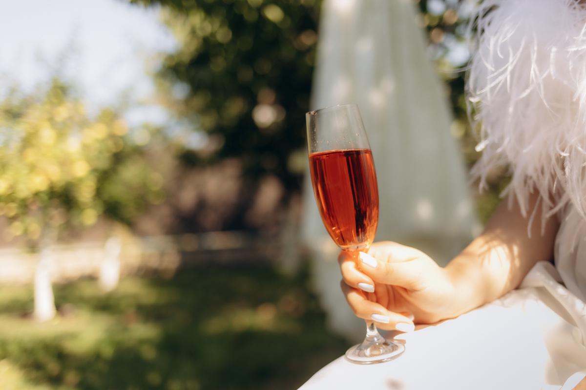 ,女性与白葡萄酒的邂逅